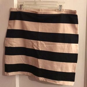 🔴3 for $20🔴 NWOT!!! H&M’s Body Con Skirt